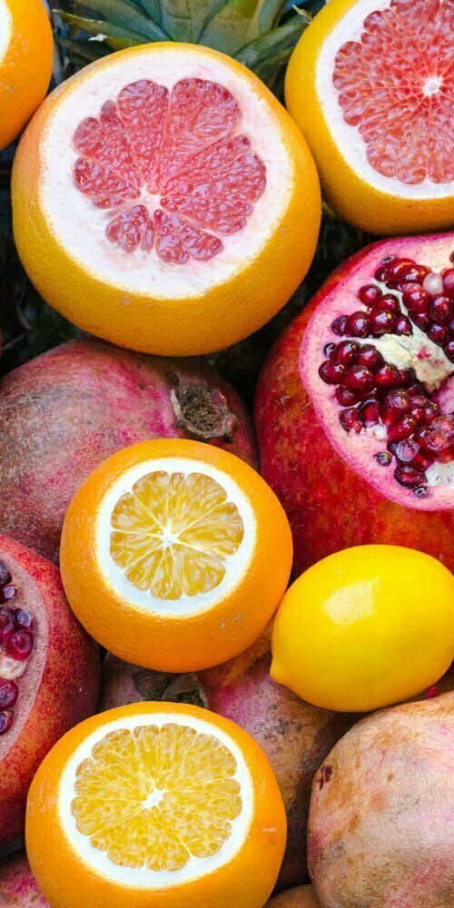 various citrus fruits sit arrnaged in a colorful array