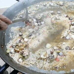 Spread out the paella ric evenly over the pan, turnto high heat and simmer for 10 minutes