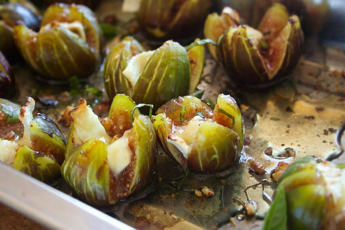 A small tray of grilled figs with goats cheese