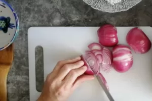 sliced red onion