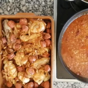 chicken sand chorizo added to a large casserole dish