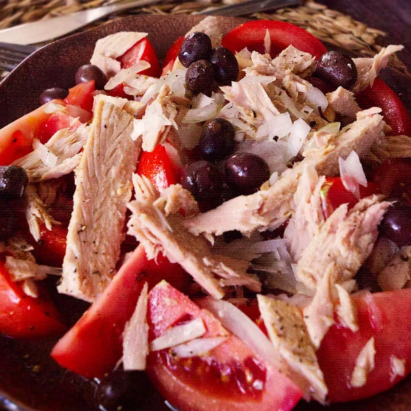 A plate of Spanish-style tuna tomato salad.