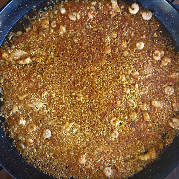 a large paella pan full of Arroz a banda.